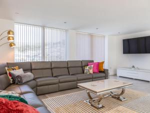 uma sala de estar com um sofá e uma mesa de centro em 7 Beachdown em Kingsbridge