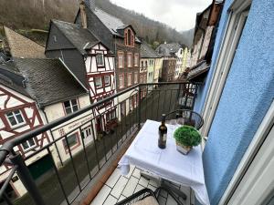 einen Balkon mit einem Tisch und einer Flasche Wein in der Unterkunft Gästehaus "Ursula" Hotel Garni in Bernkastel-Kues