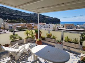 patio con mesa y sillas en el balcón en Terrazza su Serapo, en Gaeta