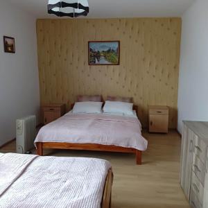 a bedroom with a bed in a room at Klimatyczny Domek in Sławęcin