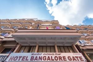 una señal de la puerta del hotel bangalore frente a un edificio en Bangalore Gate Hotel & Conferences en Bangalore