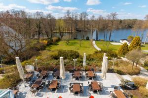 an aerial view of a patio with chairs and umbrellas at Residenz Seehotel Berlin Brandenburg in Motzen