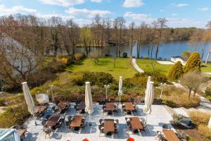 莫岑的住宿－Residenz Seehotel Berlin Brandenburg，享有带椅子和遮阳伞的天井的空中景致