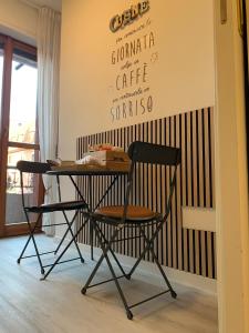 une table et une chaise dans une pièce dans l'établissement Casa di Arianna in centro storico a Vimercate, à Vimercate