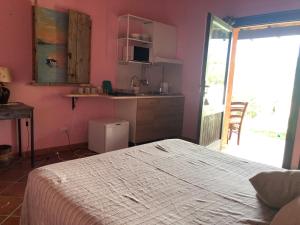 A kitchen or kitchenette at Amalfatah Tuerredda
