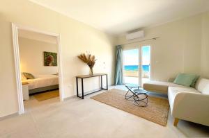 un soggiorno con divano, letto e finestra di Beachfront 4-bed luxury suite - Agios Gordios, Corfu, Greece ad Agios Gordios