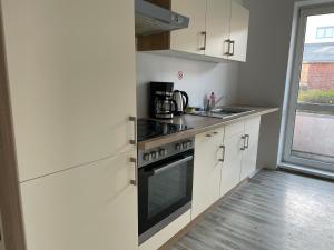 Η κουζίνα ή μικρή κουζίνα στο Schöne einfache Ferienwohnungen in Wilhelmshaven +17 φωτογραφίες