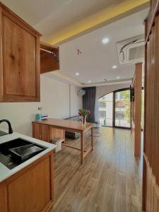 een keuken met een tafel in het midden van een kamer bij SK BOUTIQUE HOTEL in Phu Quoc