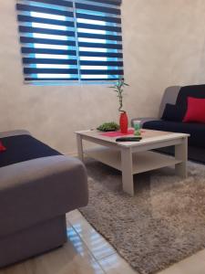 uma sala de estar com um sofá e uma mesa de centro em Apartman Cirkic em Sanski most