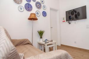 una sala de estar con placas azules y blancas en la pared en B54 - Casa Azul in Burgau en Budens