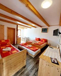 Postel nebo postele na pokoji v ubytování Apartments & Rooms Preseren