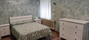 1 dormitorio con 2 vestidores blancos, 1 cama y una ventana en HOSTEL LA CABAÑUELA, en Monleras