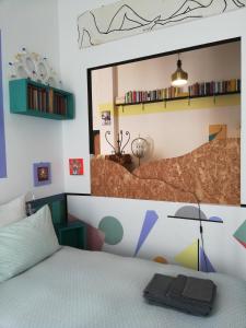 ein Schlafzimmer mit einem Bett und einem großen Spiegel in der Unterkunft Giorgia's House in Bari