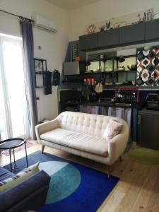 ein Wohnzimmer mit einem weißen Sofa und einem blauen Teppich in der Unterkunft Giorgia's House in Bari