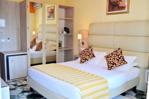 - une chambre d'hôtel avec un lit et un miroir dans l'établissement La Riserva di Castel d'Appio- Charme & Relax, à Vintimille
