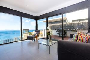 uma sala de estar com vista para o oceano em RNET - Casa 3 - Vista Mar Almadrava Roses em Roses
