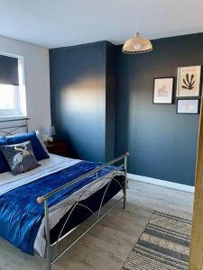 リバプールにあるSpacious Liverpool Central Apartmentの青い壁のベッドルーム1室