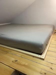 a mattress sitting on top of a wooden table at Appartement zur Wied in Oberlahr
