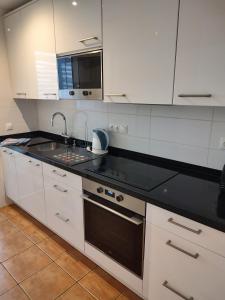 Kuchyň nebo kuchyňský kout v ubytování Aldeas De Aguamarina Phase I Ground Floor Apartment