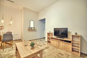 uma sala de estar com uma televisão e uma mesa em Maria House em Lithakia