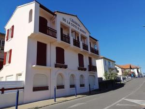 un edificio bianco sul lato di una strada di Appartement a 70m de la plage et l estacade de Capbreton a Capbreton
