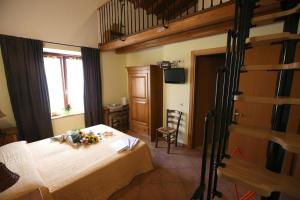 una camera con un grande letto e un letto a soppalco di Agriturismo La Palazzina a Castelnuovo del Garda