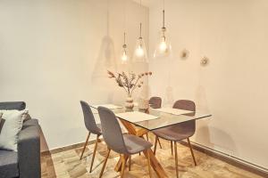 uma sala de jantar com mesa e cadeiras em Maria House em Lithakia