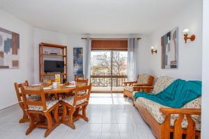 una sala de estar con una mesa y un sofá en Fragoso Downtown Apartment, en Lagos