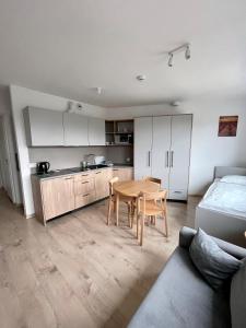 een keuken en eetkamer met een tafel en een bed bij Starter III in Wrocław