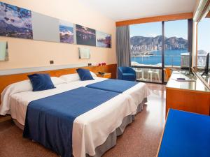 um quarto de hotel com duas camas e vista para a água em Gran Hotel Bali em Benidorm