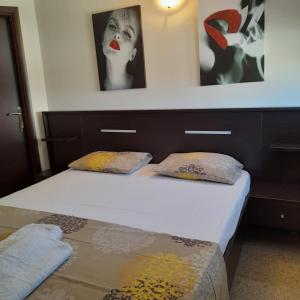 Een bed of bedden in een kamer bij Indigo luxury apartments