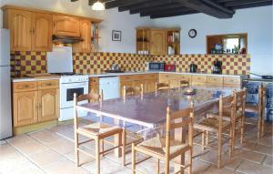 una cocina con mesa y sillas. en Pet Friendly Home In St,clement Rancoudray With Private Swimming Pool, Can Be Inside Or Outside en Le Neufbourg