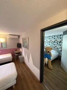 Postel nebo postele na pokoji v ubytování NESTOR HOTEL GAP et Restaurant