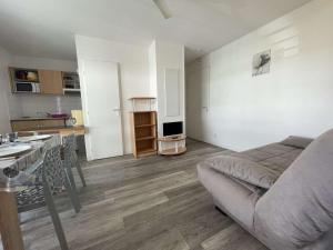 Fotografia z galérie ubytovania Appartement avec Balcon, Parking, Piscine - Proche Plage des Minimes, La Rochelle - FR-1-246-646 v destinácii La Rochelle
