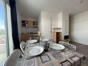 Fotografia z galérie ubytovania Appartement avec Balcon, Parking, Piscine - Proche Plage des Minimes, La Rochelle - FR-1-246-646 v destinácii La Rochelle + 7 fotografií