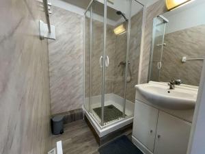 Fotografia z galérie ubytovania Appartement avec Balcon, Parking, Piscine - Proche Plage des Minimes, La Rochelle - FR-1-246-646 v destinácii La Rochelle