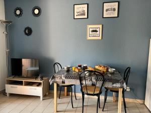 ein Esszimmer mit einem Tisch und Stühlen in der Unterkunft Appartement Saint-Aygulf, 1 pièce, 4 personnes - FR-1-226A-155 in Fréjus