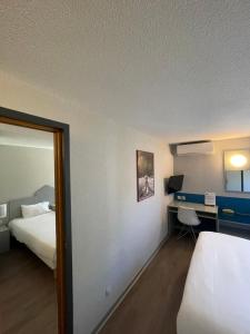 Postel nebo postele na pokoji v ubytování NESTOR HOTEL GAP et Restaurant