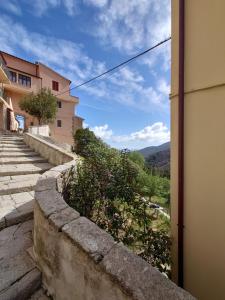 馬爾恰納的住宿－Casa Ferrini，从街道上带楼梯的建筑中欣赏到风景