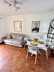 un soggiorno con un divano e un tavolo di Casa Cibrario - vicino Porta Susa F.S. a Torino