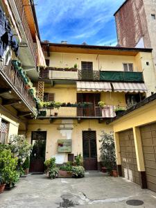 ein Apartmenthaus mit Balkonen und Pflanzen darauf in der Unterkunft Casa Cibrario - vicino Porta Susa F.S. in Turin