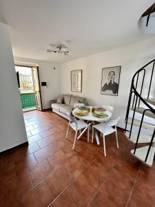 un soggiorno con un divano, un tavolo e delle sedie di Casa Cibrario - vicino Porta Susa F.S. a Torino