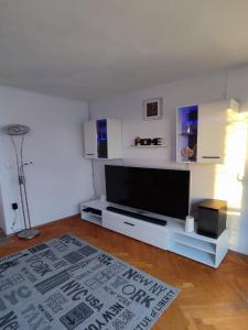 een woonkamer met een flatscreen-tv bij Apartment Sunrise in Dugi Rat +10 foto's