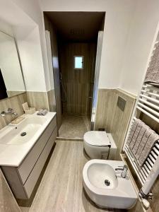 un bagno con un lavandino bianco e un water di Casa Cibrario - vicino Porta Susa F.S. a Torino Altre 19 foto