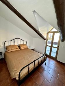 una camera da letto con un letto in una stanza di Casa Cibrario - vicino Porta Susa F.S. a Torino