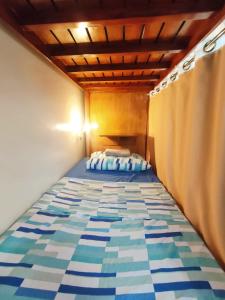uma cama num pequeno quarto com uma cama sidx sidx em Intoy's Place em Panglao
