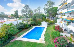 uma vista superior de uma piscina num quintal ao lado de um edifício em 2 Bedroom Beautiful Apartment In Mlaga em Marbella