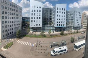 une vue aérienne sur un parking d'une ville dans l'établissement Les chambres du Graoully - Le 109 - Metz Gare - Parking inclus - NO S-model, à Metz