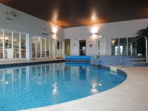 - une grande piscine dans un grand bâtiment dans l'établissement 23 Burgh Island Causeway, à Bigbury on Sea