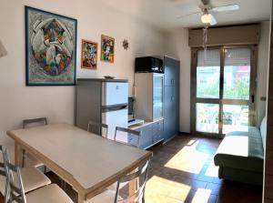 a kitchen and dining room with a table and chairs at Condominio Aquila in Bibione